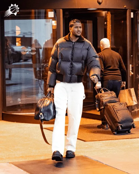 气质非凡！太阳官媒晒众球员赛前穿搭照：抵达亚特兰大